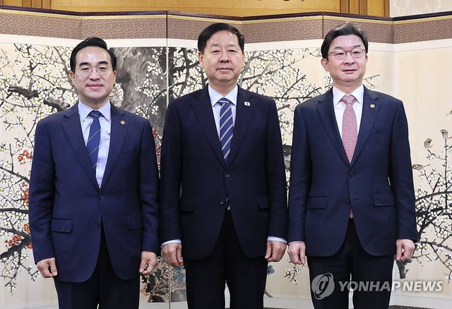 거시재정 금융간담회 기념 촬영