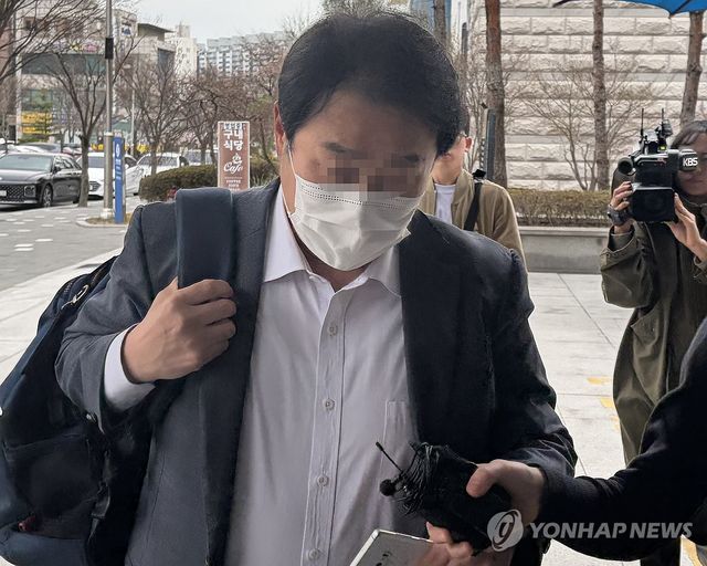 식당 화장실에 몰카 설치한 충북교육청 장학관 영장심사