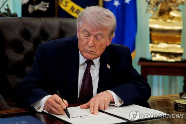 행정명령 서명하는 트럼프