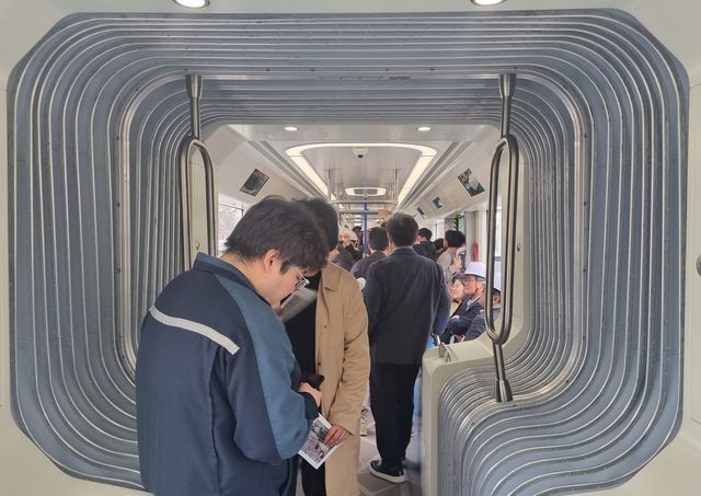 3칸 굴절차량 내부 