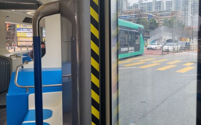 앞칸에서 본 꼬리칸 회전 모습 