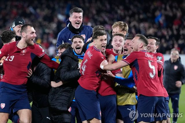 월드컵 본선 진출 확정하고 기뻐하는 체코 선수들