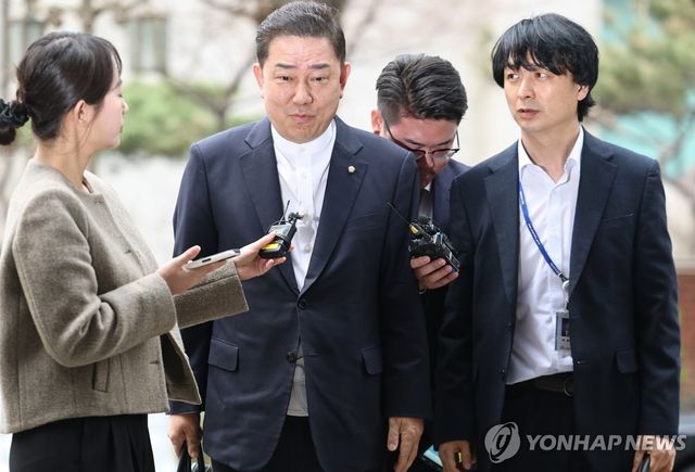 김병기 의원, 공공범죄수사대 출석