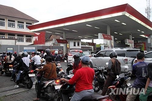 오토바이 늘어선 인도네시아 주유소