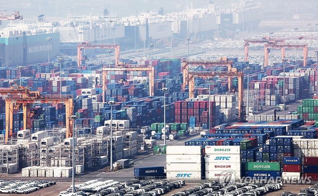 경기도 평택항에 컨테이너가 쌓여있는 모습