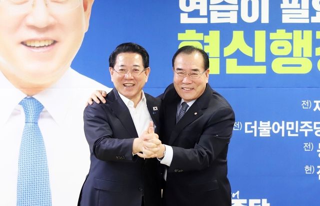 김영록(왼쪽) 후보와 이개호 의원