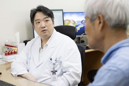 (서울=연합뉴스) 서울아산병원 가정의학과 손기영 교수가 노인 환자를 진료하고 있다. 2026.04.01. [서울아산병원 제공. 재판매 및 DB 금지]