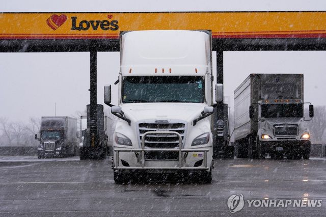 주유소를 떠나는 트럭 