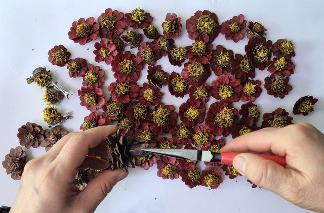 동백꽃으로 재탄생한 강원도 솔방울