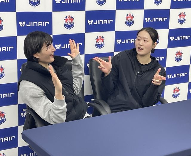 인터뷰장에서 권총을 발사한 권민지(오른쪽)와 호응해주는 최가은