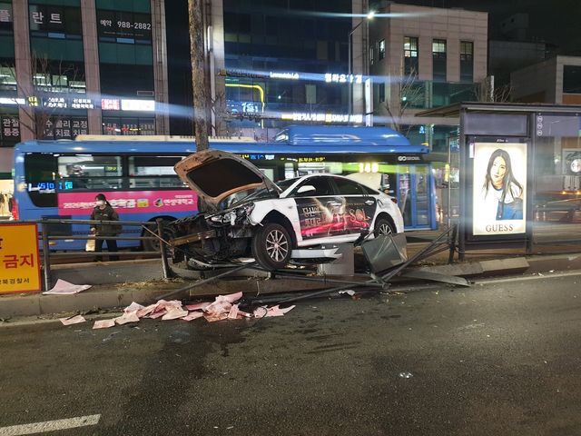 미아역 인근서 택시 연쇄추돌…버스정류장 돌진해 3명 경상