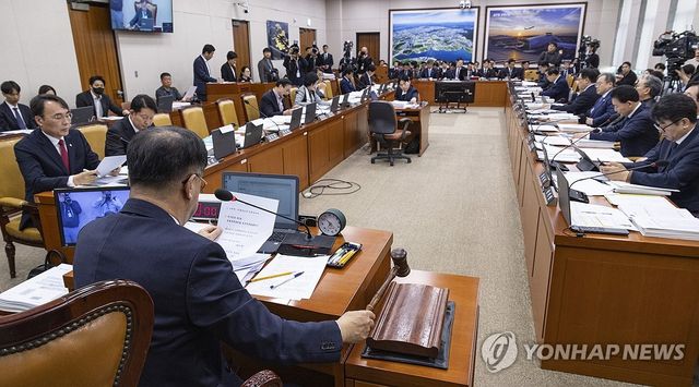 국토교통위, 택시월급제 전국 도입 2년 유예 의결