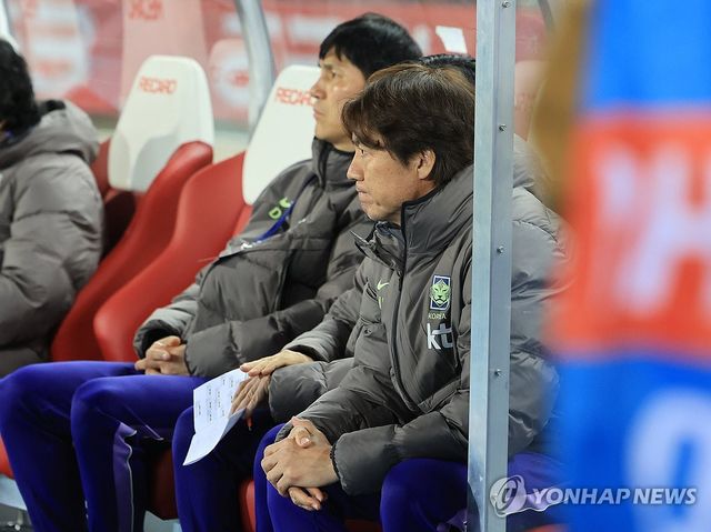 경기 시작 기다리는 홍명보 감독