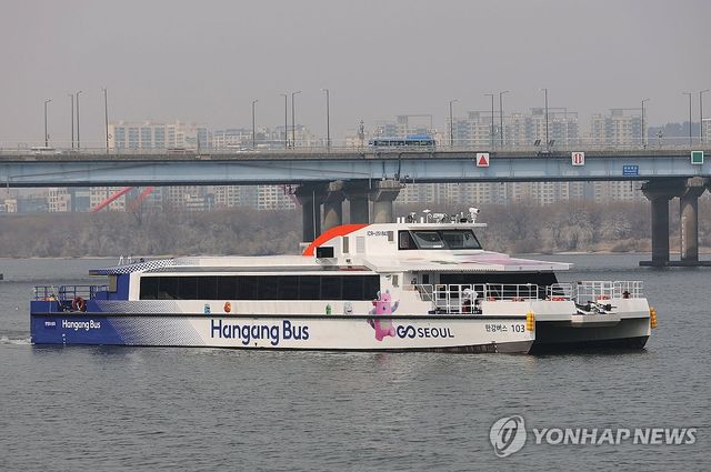 서울 여의도 한강버스 선착장을 떠나는 한강버스