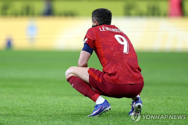 월드컵 본선 진출 실패를 아쉬워하는 폴란드의 로베르트 레반도프스키