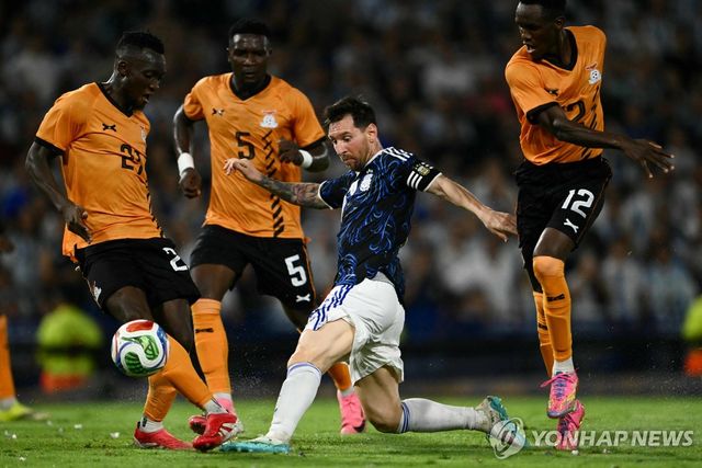 잠비아 선수 3명의 압박을 받은 리오넬 메시