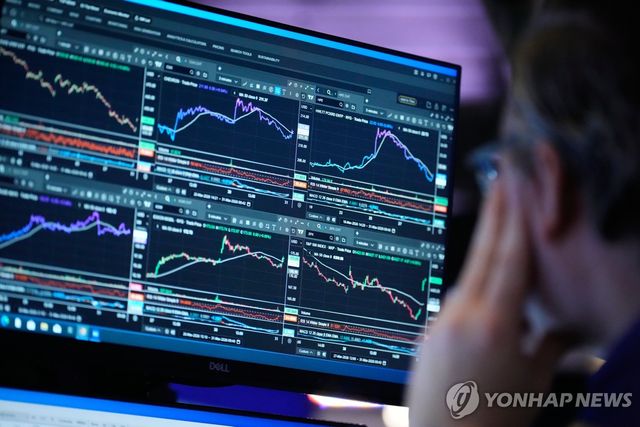 미국 금융 시장 데이터를 보는 증시 관계자