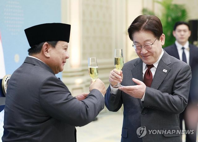 건배하는 한-인니 정상