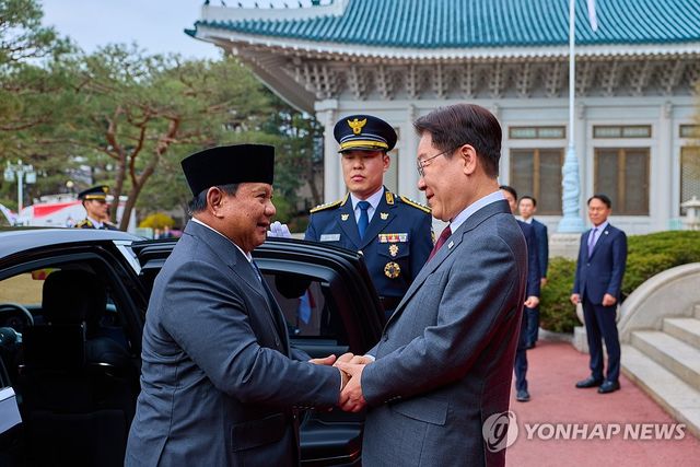 프라보워 대통령 영접하는 이재명 대통령