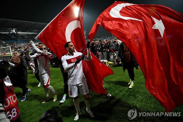 국기를 들고 2026 북중미 월드컵 본선 진출을 축하하는 튀르키예 대표팀 선수들