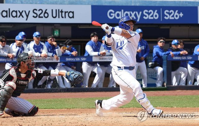 타석에 들어선 최형우