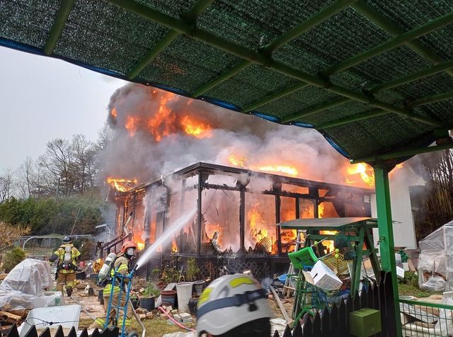 포항 단독주택 불 진화하는 소방관