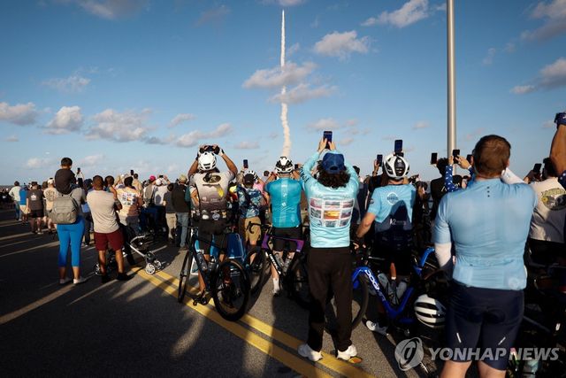 반세기 만의 유인 달 탐사선 발사를 보기 위해 몰린 사람들