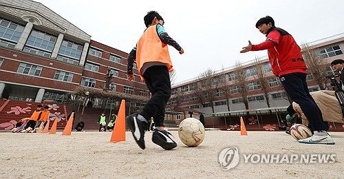 축구 배우는 초등학생들
