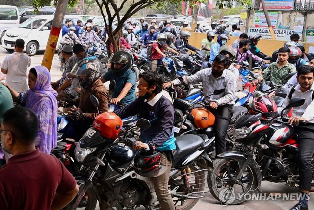 다카의 한 주유소 앞에 줄선 오토바이 운전자들 