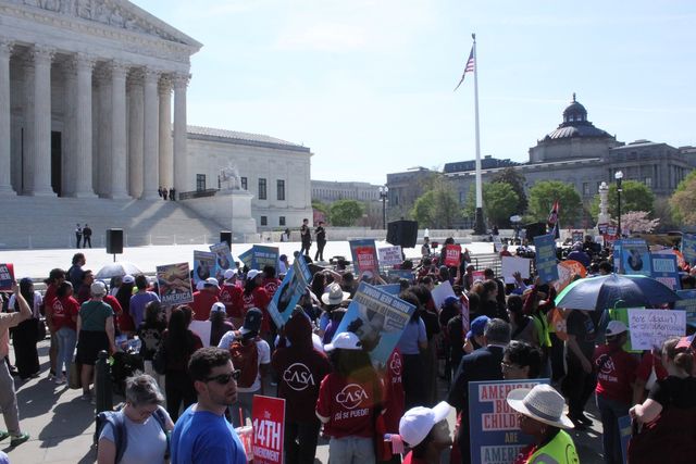 연방대법원 앞 출생시민권 옹호 시위