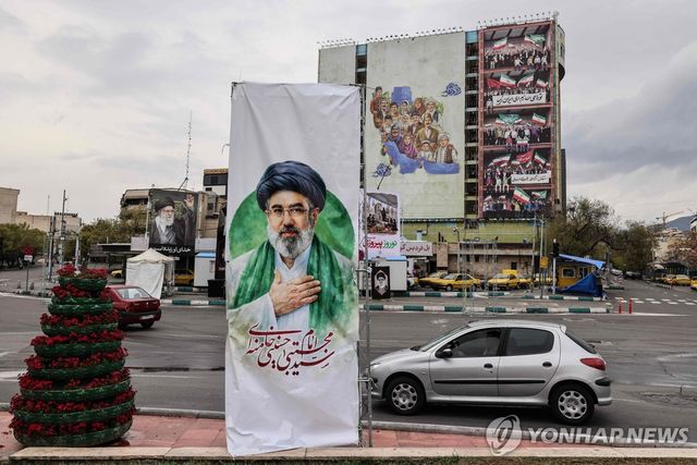 이란 새 지도자 모즈타바 초상화 내걸린 이란 수도 테헤란의 모습