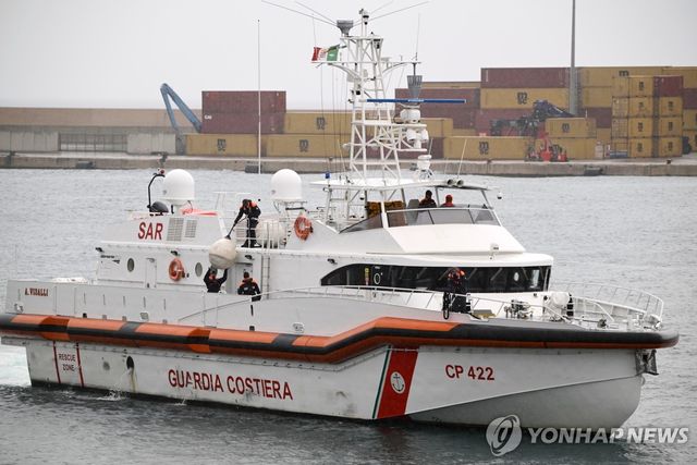 람페두사섬 인근에서 이주민을 구조한 이탈리아 해안경비대