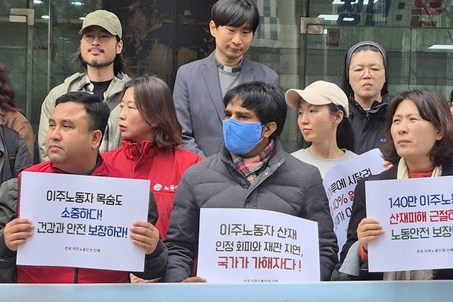 4월1일 서울 고용노동청 앞 기자회견에 참석한 아지트씨(가운데 하늘색 마스크)