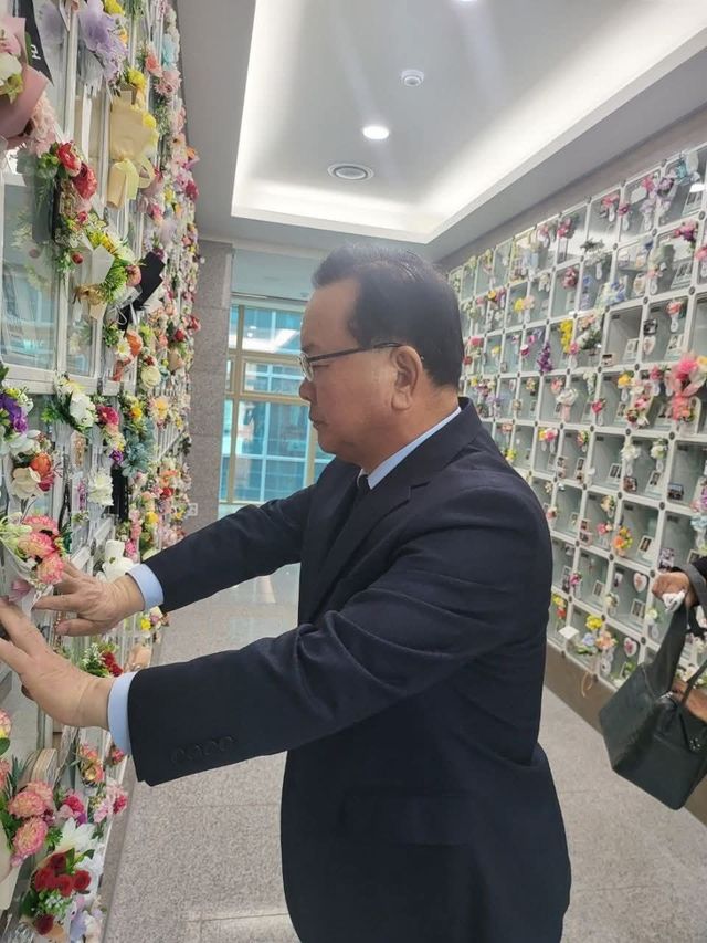 부친 기일 맞이해 현충원 방문한 김부겸 전 총리