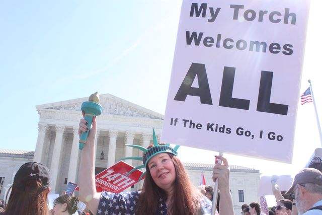 자유의 여신상 복장으로 나온 시위대 