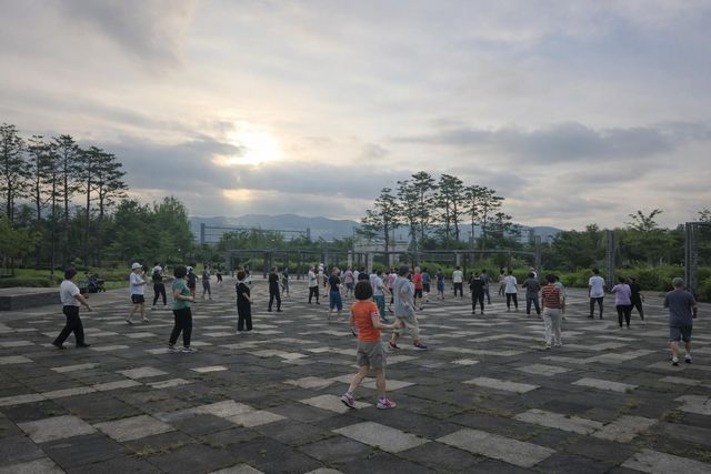 율현공원에서 아침운동을 하는 주민들