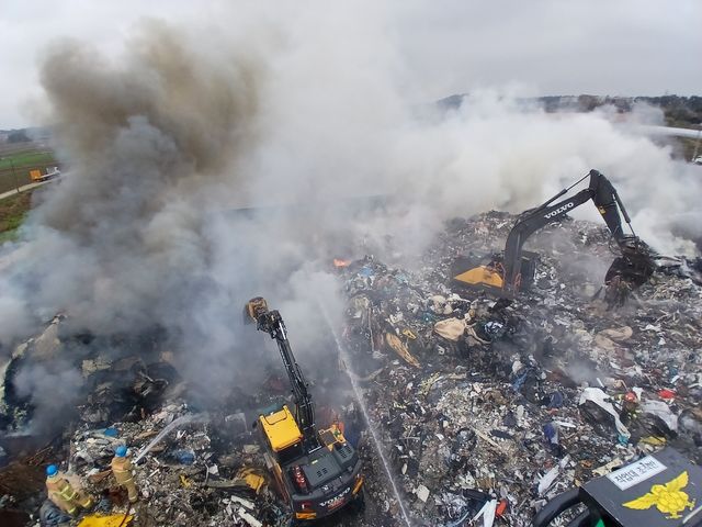 불이 난 폐기물 처리장