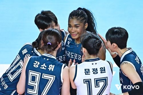 득점 후 기뻐하는 한국도로공사의 모마(중앙)