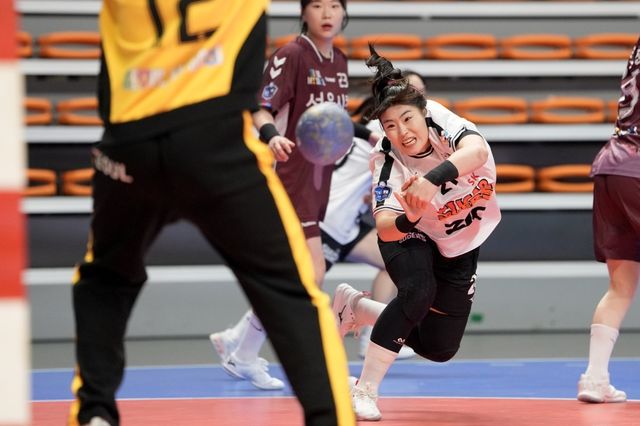 SK와 서울시청의 10일 경기 모습. 