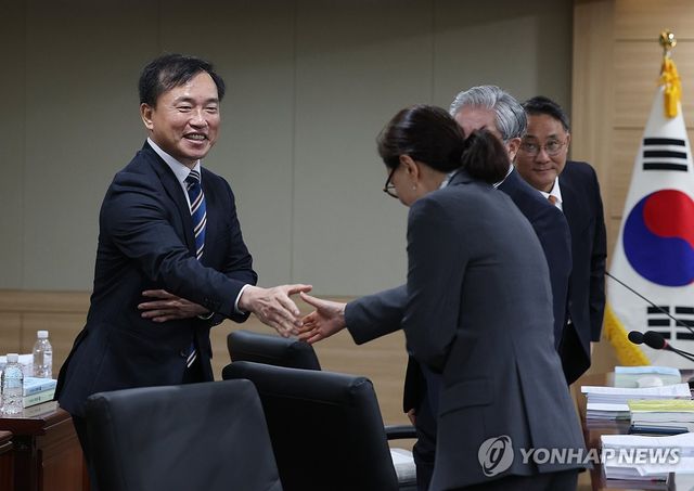 위원들과 인사하는 김종철 방미통위원장