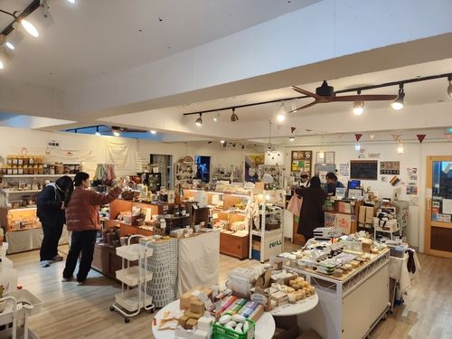 10일 오후 서울 마포구 망원시장 알맹상점에 들러 제품 구매하는 손님들의 모습 [촬영 홍준석]