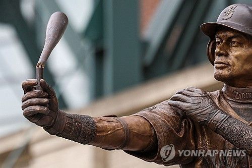 배트가 부러진 이치로 동상