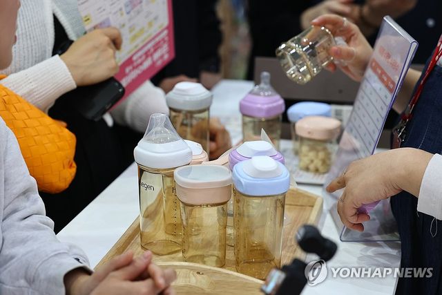 젖병 설명 듣는 관람객들