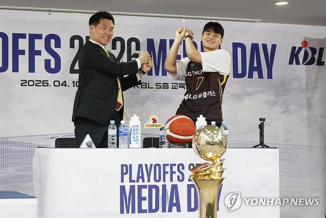 세리머니 보여주는 LG