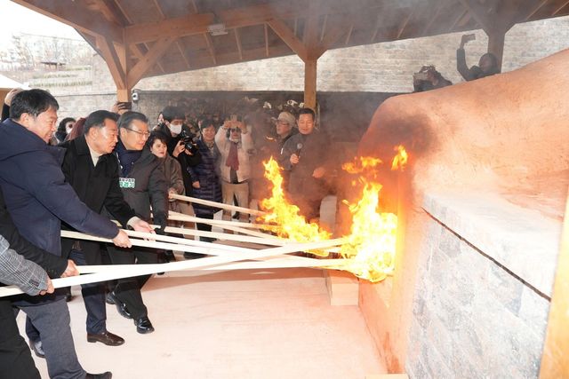 지난해 옹기문화마당 준공식에서 전통가마에 불을 붙이는 모습 