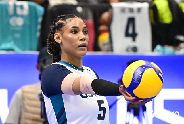 서브 준비하는 GS칼텍스의 외국인 거포 실바 