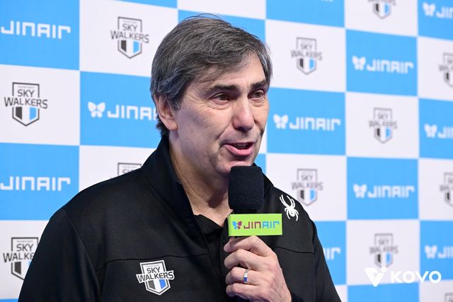 인터뷰하는 블랑 현대캐피탈 감독