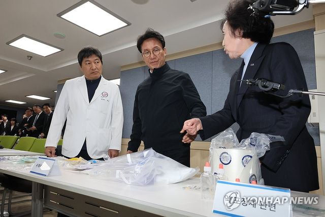 의료필수품 살펴보는 김민석 총리