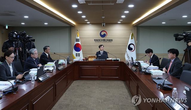 첫 전체회의하는 방미통위