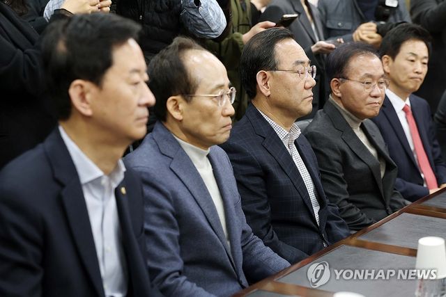 굳은 표정의 대구지역 의원들